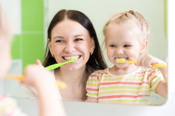 چه زمانی باید تمیز کردن دهان کودک را شروع نمایم