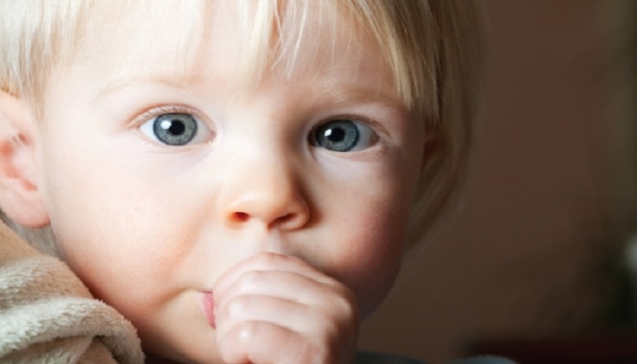 کاهش خطر ابتلا به آلرژی کودک با مکیدن انگشت