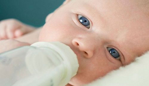 آیا باید نوزاد را برای شیر خوردن از خواب بیدار کرد؟