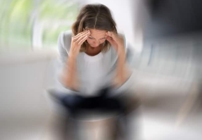 علت سرگیجه بعد از بلند شدن و سرپا ایستادن؛ چرا این اتفاق رخ می‌دهد و چه زمانی باید نگران باشیم؟ 