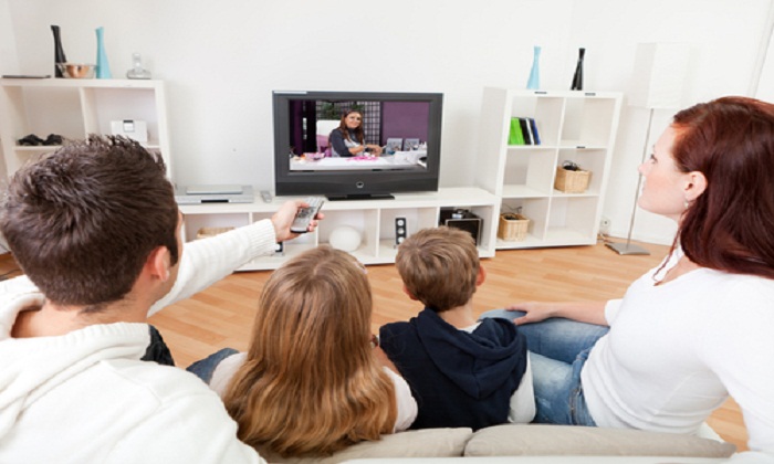 به بچه ها از چند سالگی اجازه تماشای تلویزیون و مانیتور بدهیم؟