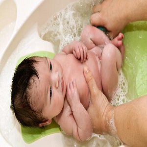 چگونه برای اولین بار نوزادتان را حمام کنید؟