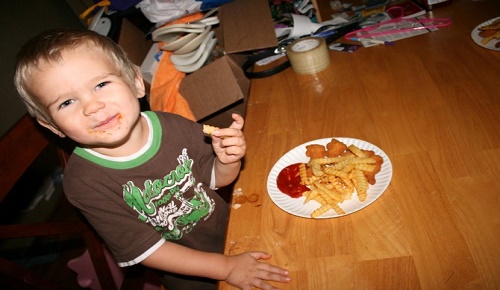 خوردن دیروقت شام  باعث ابتلای کودکان به چاقی نمی شود