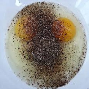 تخم مرغ را با فلفل سیاه میل کنید