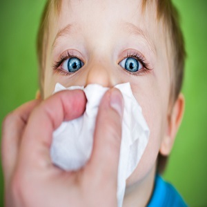 آیا آبریزش بینی کودک بر اثر سرماخوردگی است یا آلرژی فصلی؟