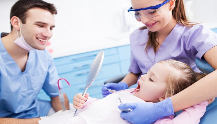 اولین مراجعه ی کودک به دندانپزشکی