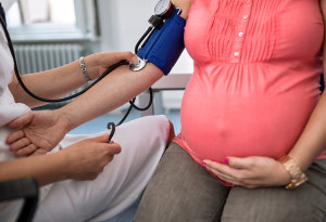 فیلم اهمیت فشار خون بالا در دوران بارداری و علایم ان