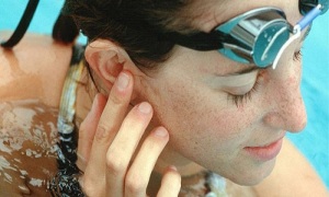 بیماری گوش شناگران یا عفونت گوش خارجی چیست؟