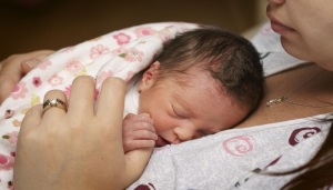 آغوز چیست و چرا تغذیه نوزاد با آغوز تاکید می شود؟
