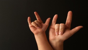 ربات ایرانی آموزش زبان اشاره به کودکان ناشنوا