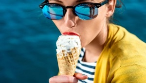 چرا بعضی ها با خوردن بستنی سردرد پیدا میکنند؟