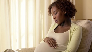 چرا کیسه آب زن باردار پاره می شود