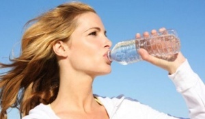 روزانه ۷ لیوان آب بنوشید تا کمتر غذا بخورید