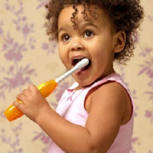 کودک از چه سنی باید دندان های خود را مسواک بزند؟